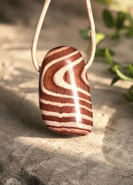 Aztekenstein Dr. Liesegang Stein Anhänger, 32 x 19 x 12 mm, gebohrt, an verstellbarem Lederband