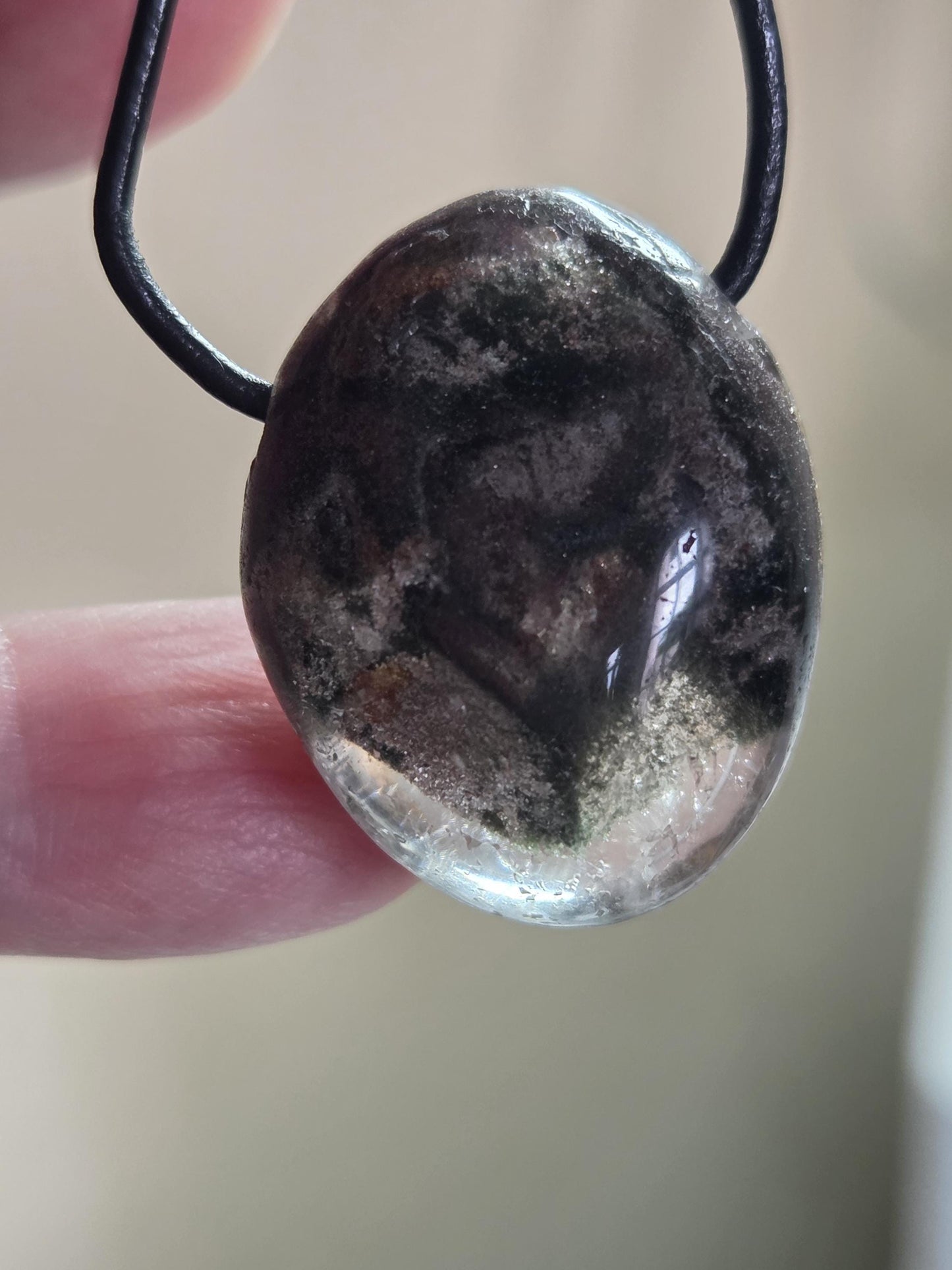 Lodolith Schamanenstein Bergkristall Inclusen Quarz, 28 x 23 x 14 mm, gebohrt, an verstellbarem Lederband