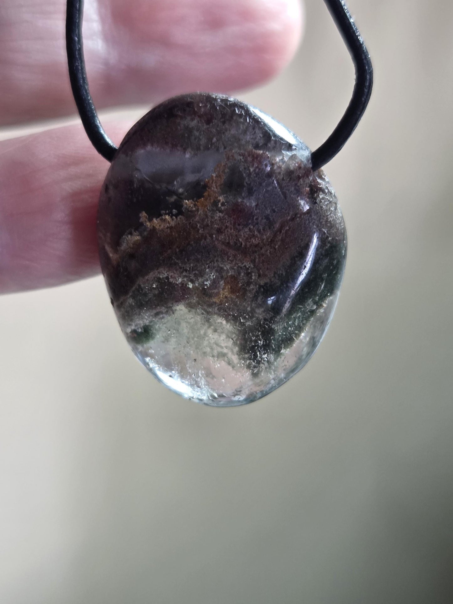 Lodolith Schamanenstein Bergkristall Inclusen Quarz, 28 x 23 x 14 mm, gebohrt, an verstellbarem Lederband