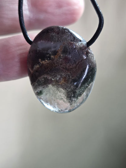 Lodolith Schamanenstein Bergkristall Inclusen Quarz, 28 x 23 x 14 mm, gebohrt, an verstellbarem Lederband
