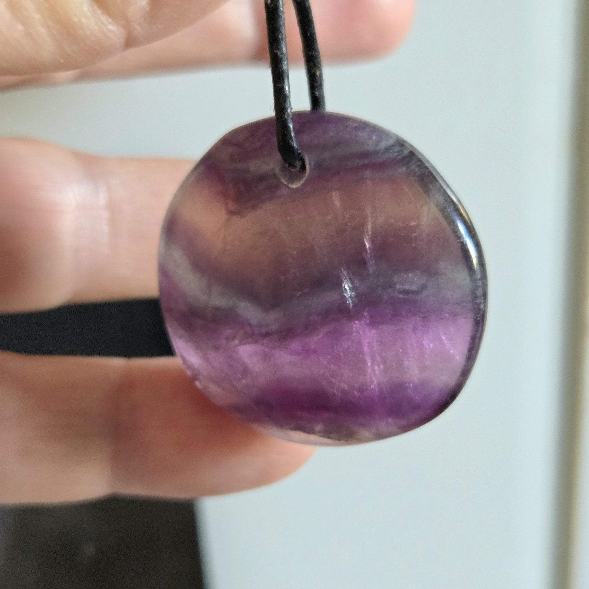 Regenbogen Fluorit lila grün Feenstein Scheibe, runder Anhänger, 33 x 33 x 9 mm, gebohrt, an verstellbarem Lederband