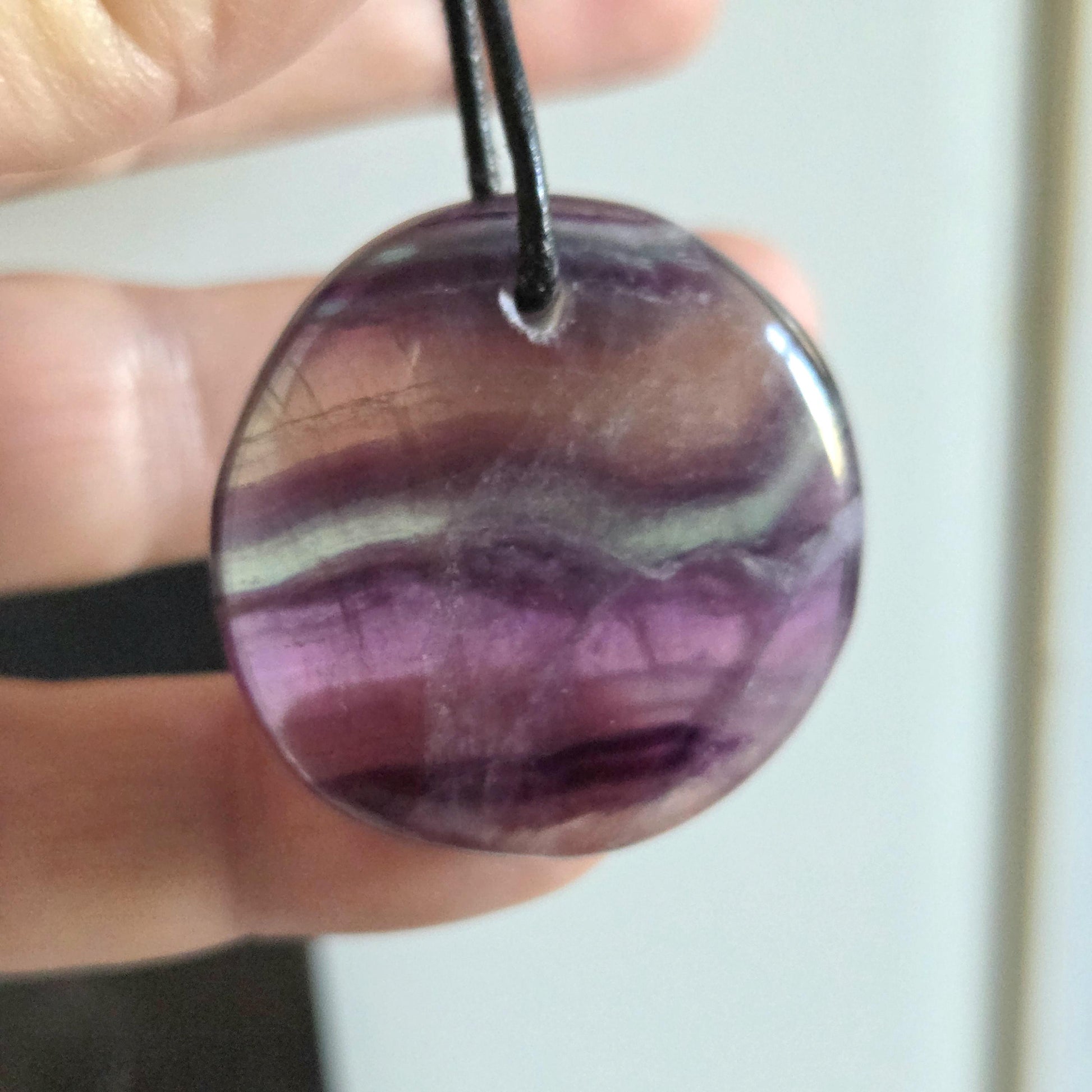 Regenbogen Fluorit lila grün Feenstein Scheibe, runder Anhänger, 33 x 33 x 9 mm, gebohrt, an verstellbarem Lederband