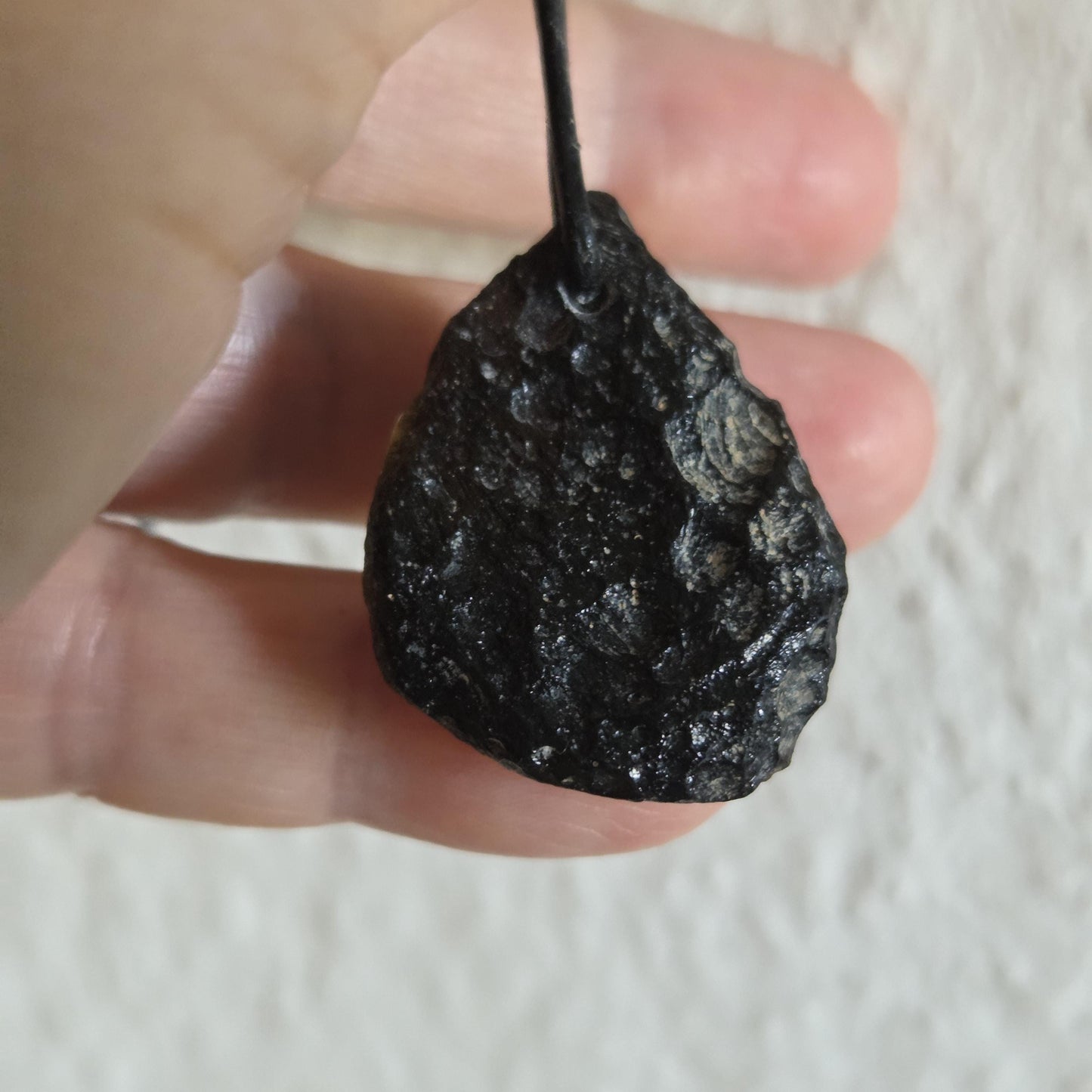 Magischer Tektit Indochinit schwarzer Moldavit Meteorit splashform flach, Anhänger, 34 x 26 x 8 mm, gebohrt, an verstellbarem Lederband