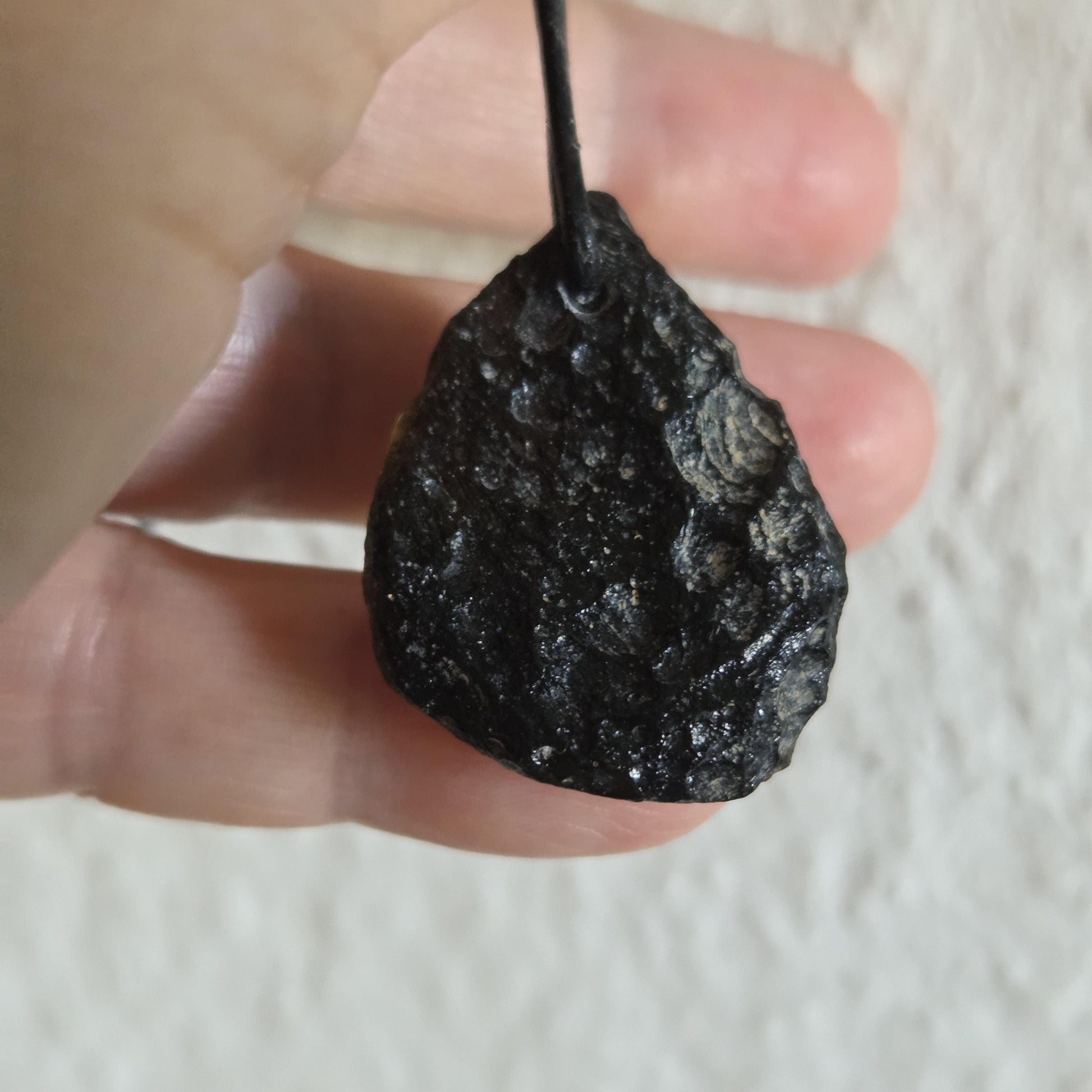 Magischer Tektit Indochinit schwarzer Moldavit Meteorit splashform flach, Anhänger, 34 x 26 x 8 mm, gebohrt, an verstellbarem Lederband