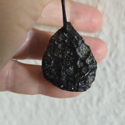 Magischer Tektit Indochinit schwarzer Moldavit Meteorit splashform flach, Anhänger, 34 x 26 x 8 mm, gebohrt, an verstellbarem Lederband