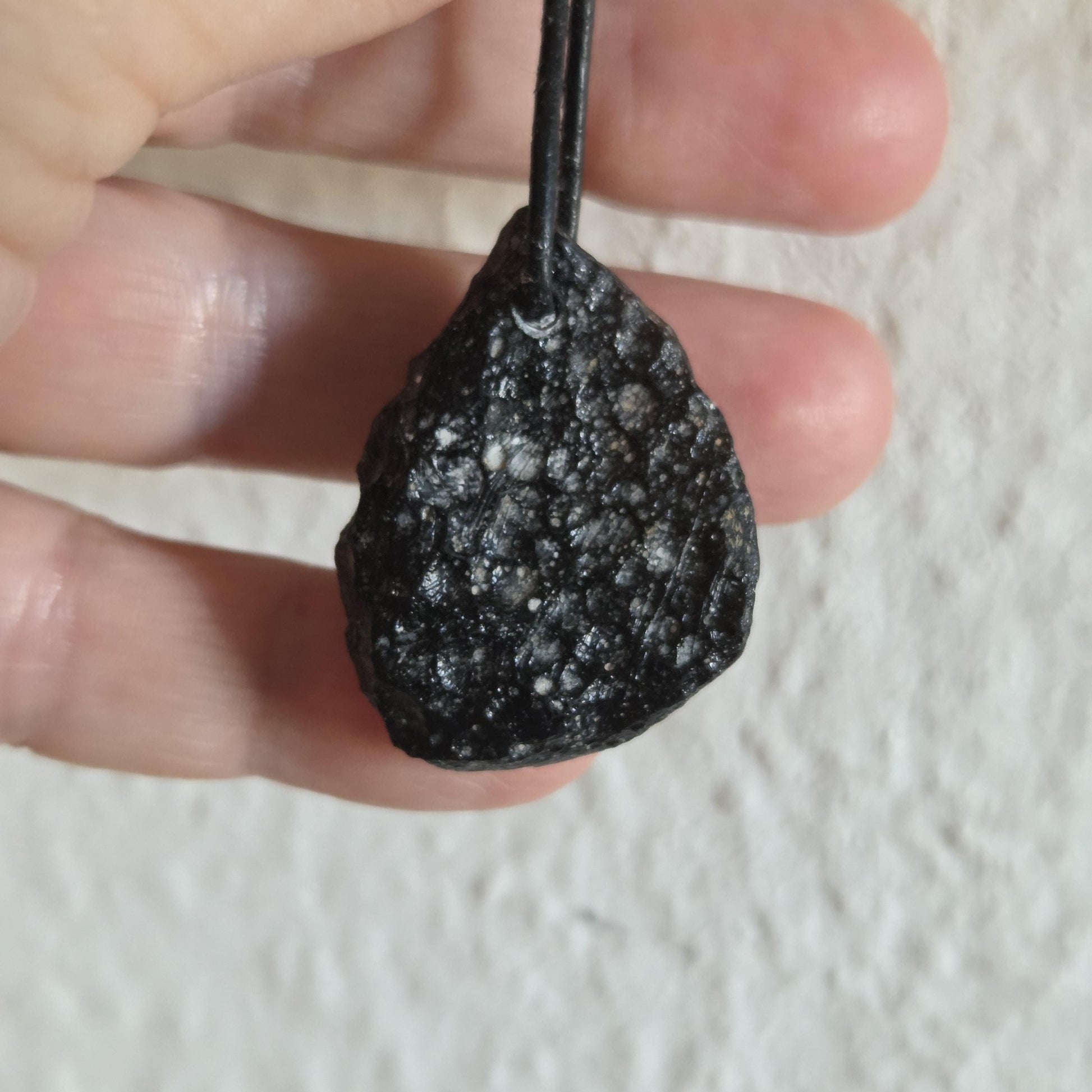 Magischer Tektit Indochinit schwarzer Moldavit Meteorit splashform flach, Anhänger, 34 x 26 x 8 mm, gebohrt, an verstellbarem Lederband