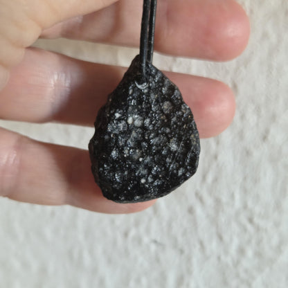 Magischer Tektit Indochinit schwarzer Moldavit Meteorit splashform flach, Anhänger, 34 x 26 x 8 mm, gebohrt, an verstellbarem Lederband
