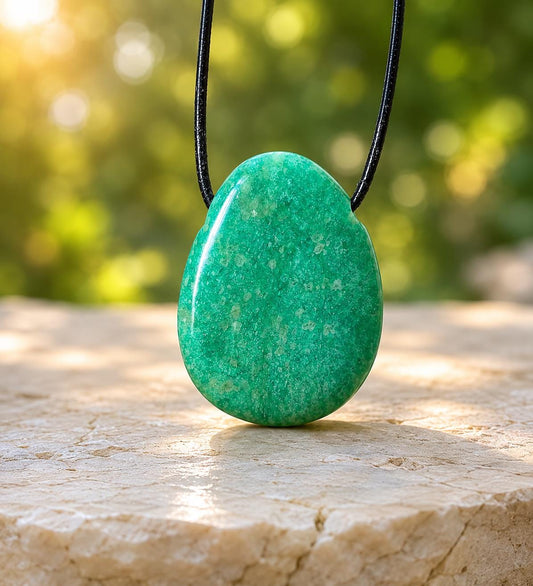 Amazonit grün Anhänger , 34 x 29 x 7 mm, gebohrt, an verstellbarem Lederband, Herz Chakra, Selbstliebe