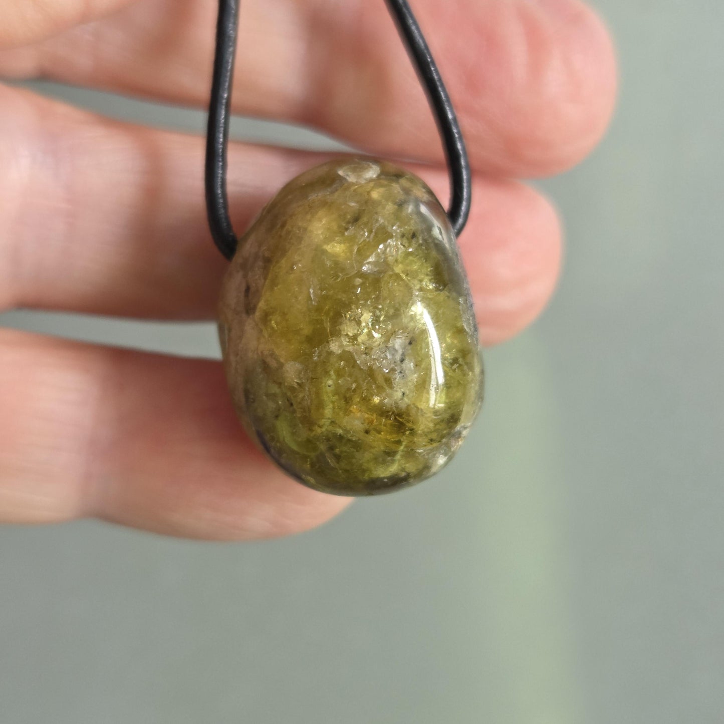 Granat grün Grossular Demantoid Rohstein Kristall Anhänger, 26 x 20 x 20 mm, gebohrt, an verstellbarem Lederband, garnet green pedant