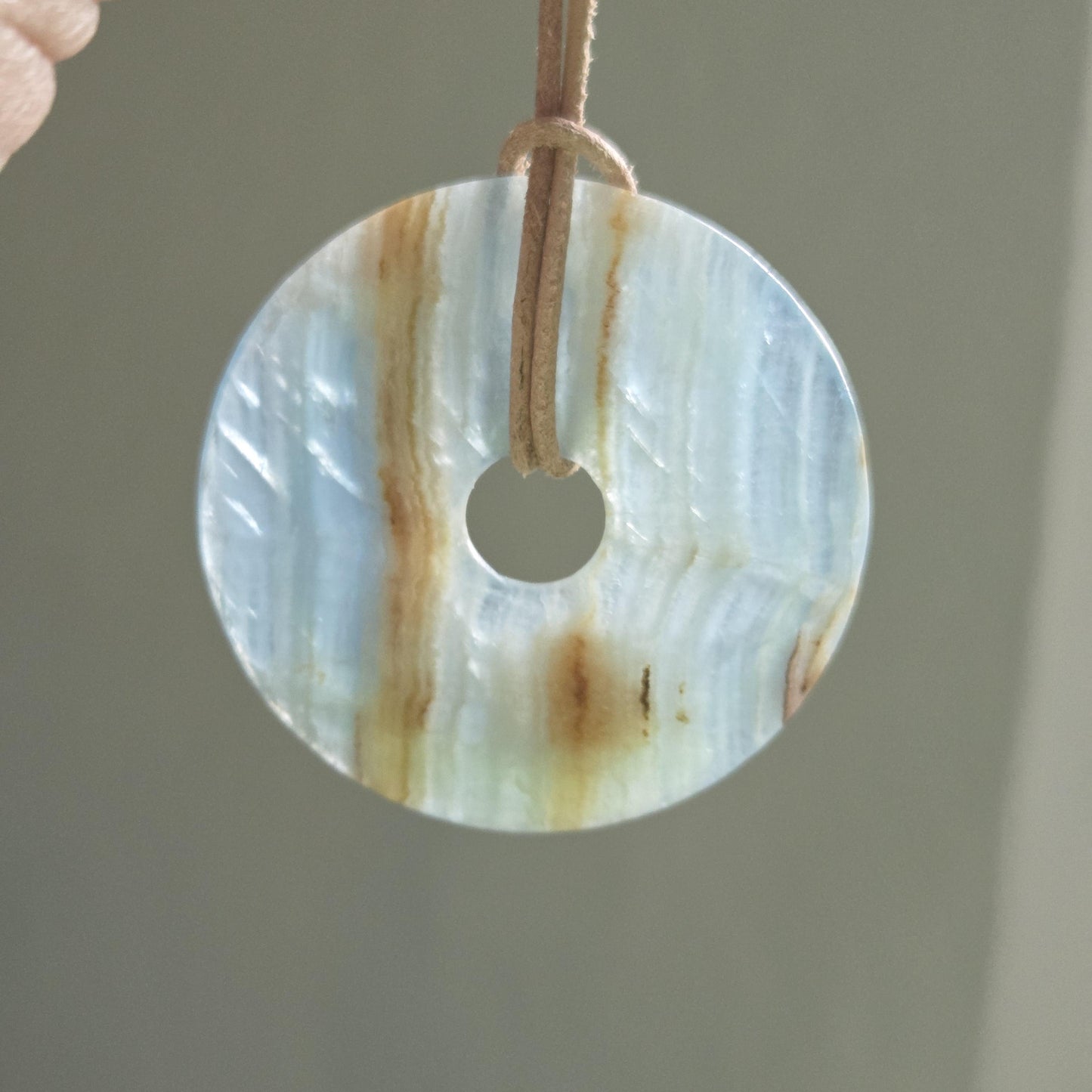 Sehr großer Aragonit Anhänger Donut 50 x 6 mm, an verstellbarem Lederband