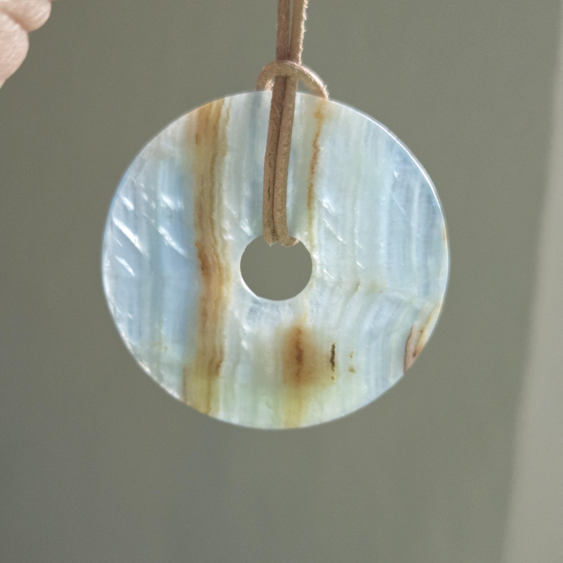 Sehr großer Aragonit Anhänger Donut 50 x 6 mm, an verstellbarem Lederband