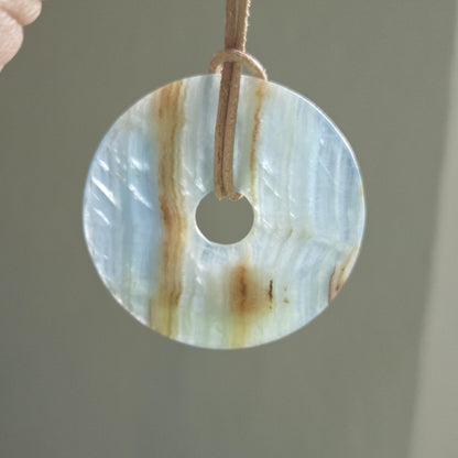 Sehr großer Aragonit Anhänger Donut 50 x 6 mm, an verstellbarem Lederband