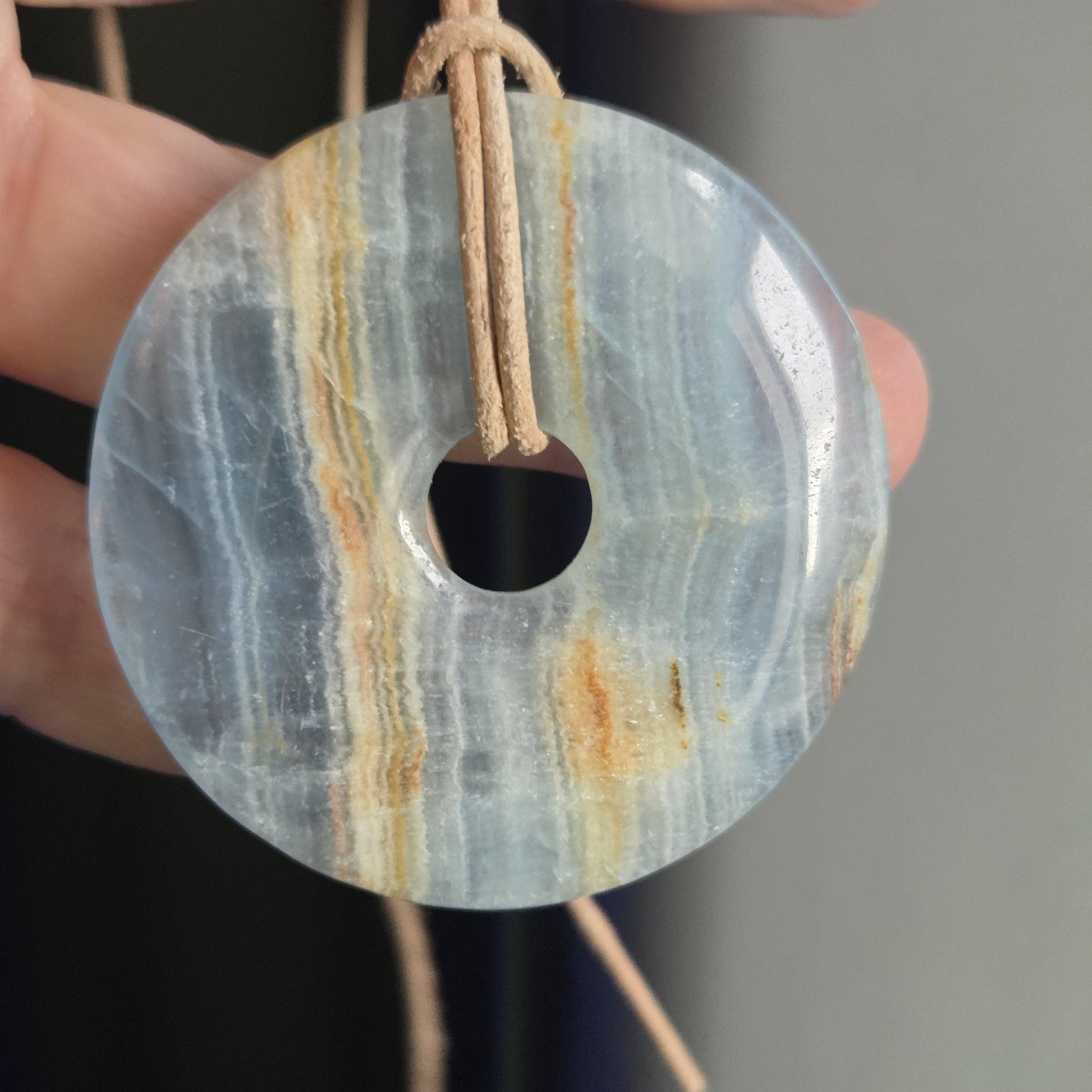 Sehr großer Aragonit Anhänger Donut 50 x 6 mm, an verstellbarem Lederband