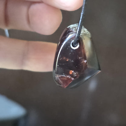 Mystischer Granat, gewachsene Spitze, Anhänger 25 x 21 x 20 mm, gebohrt, an verstellbarem Lederband