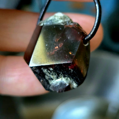 Mystischer Granat, gewachsene Spitze, Anhänger 25 x 21 x 20 mm, gebohrt, an verstellbarem Lederband