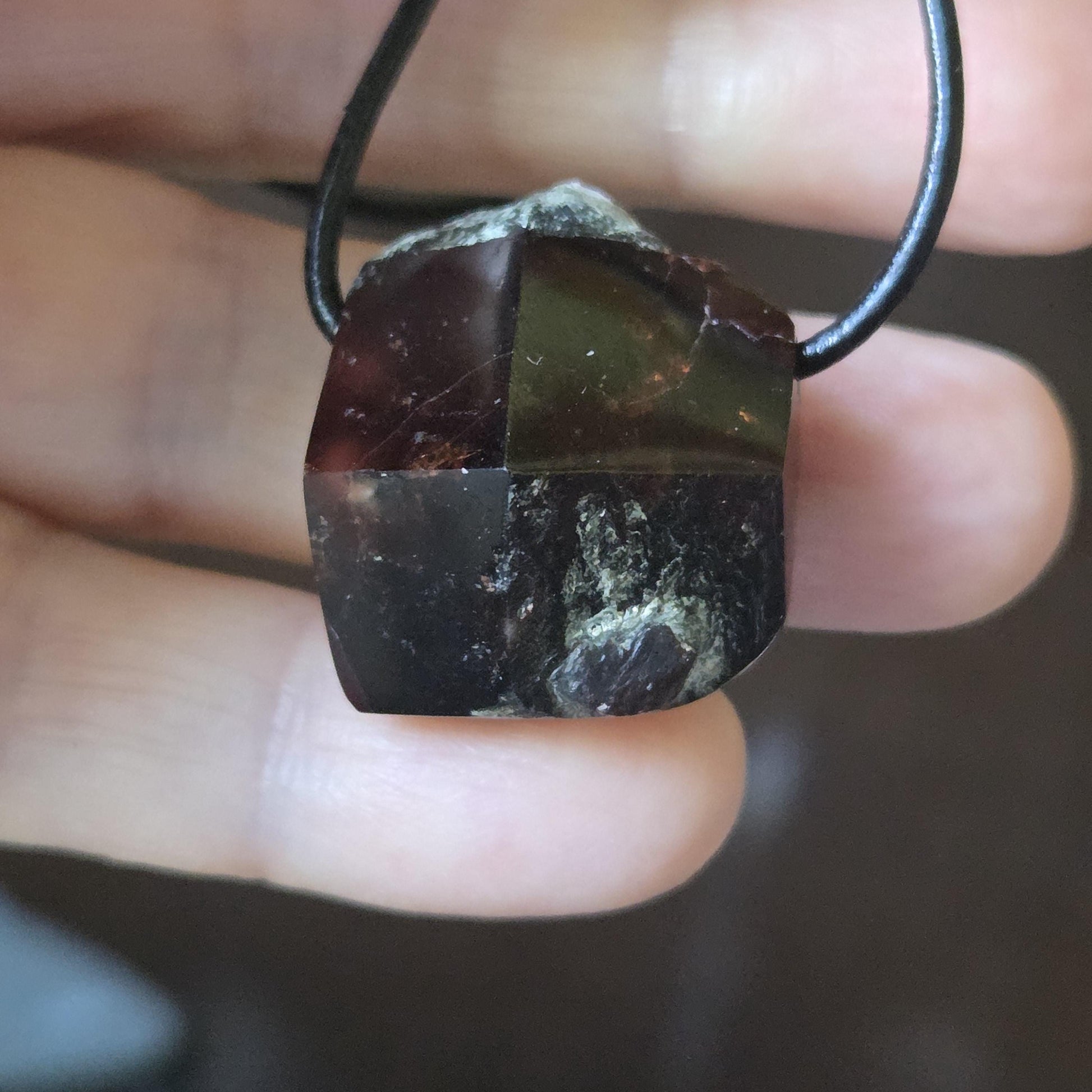 Mystischer Granat, gewachsene Spitze, Anhänger 25 x 21 x 20 mm, gebohrt, an verstellbarem Lederband