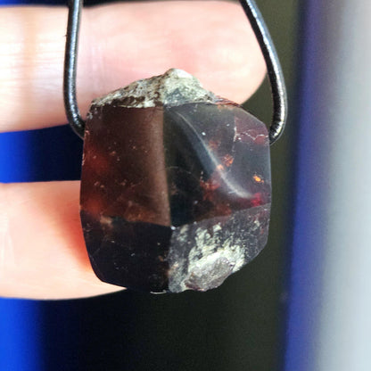 Mystischer Granat, gewachsene Spitze, Anhänger 25 x 21 x 20 mm, gebohrt, an verstellbarem Lederband