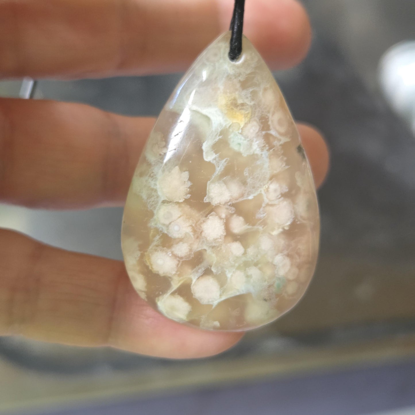 Großer Kirschblüten Achat Sakura Blumenachat Anhänger tropfenförmig, 45 x 31 x 8 mm, an verstellbarem Lederband, Sakura