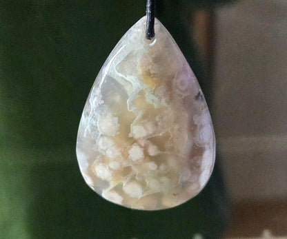 Großer Kirschblüten Achat Sakura Blumenachat Anhänger tropfenförmig, 45 x 31 x 8 mm, an verstellbarem Lederband, Sakura