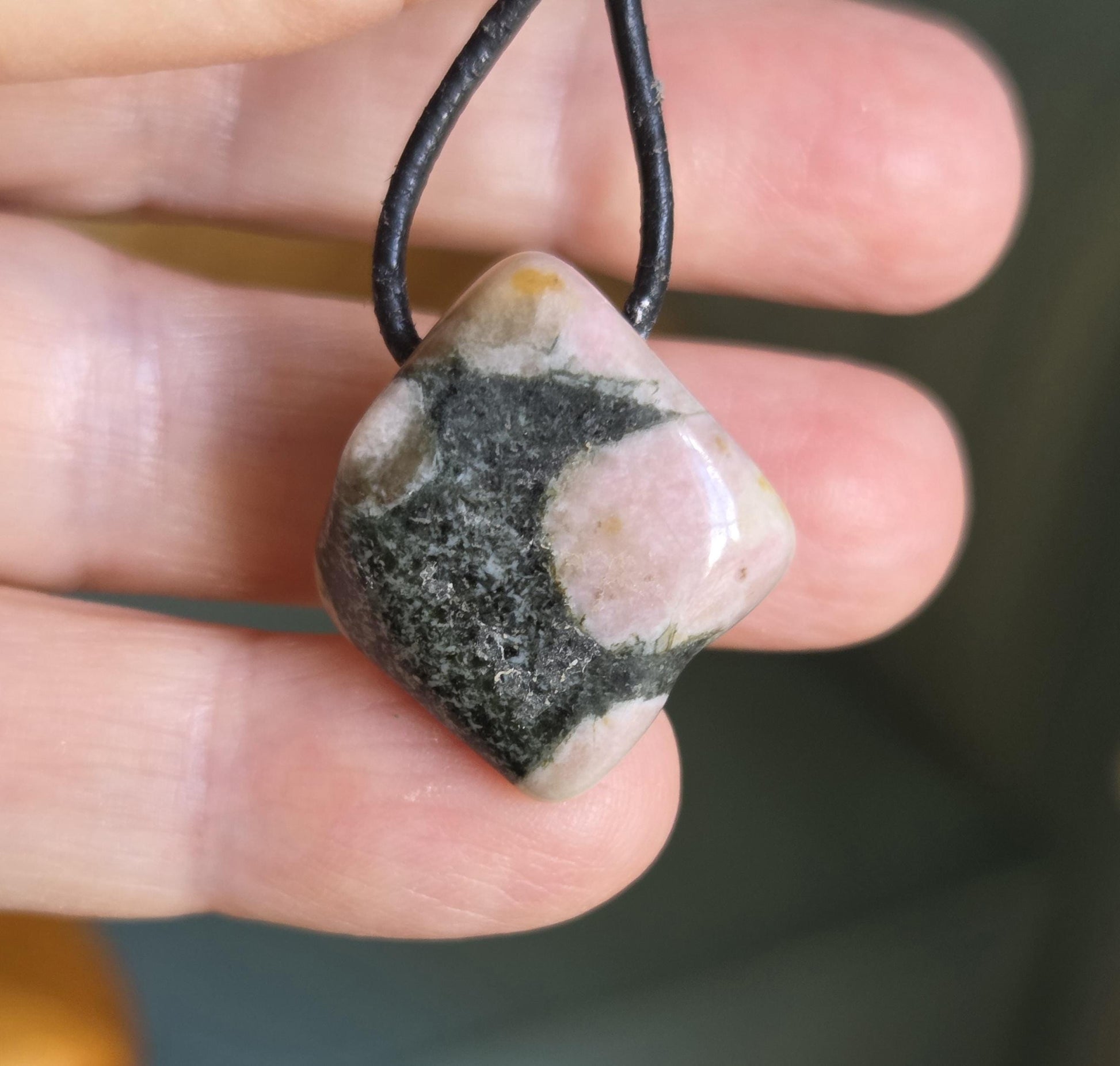 Seltener Runenstein Porphyr mit Klinozoisit Marshmallow Stein Anhänger, 25 x 24 x 10 mm, gebohrt, an verstellbarem Lederband