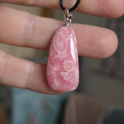 Rhodochrosit Anhänger, an 925er Silber Öse, an verstellbarem Lederband, Boho , Rosa Naturstein Kette , Heilstein, Herzöffnung & Selbstliebe