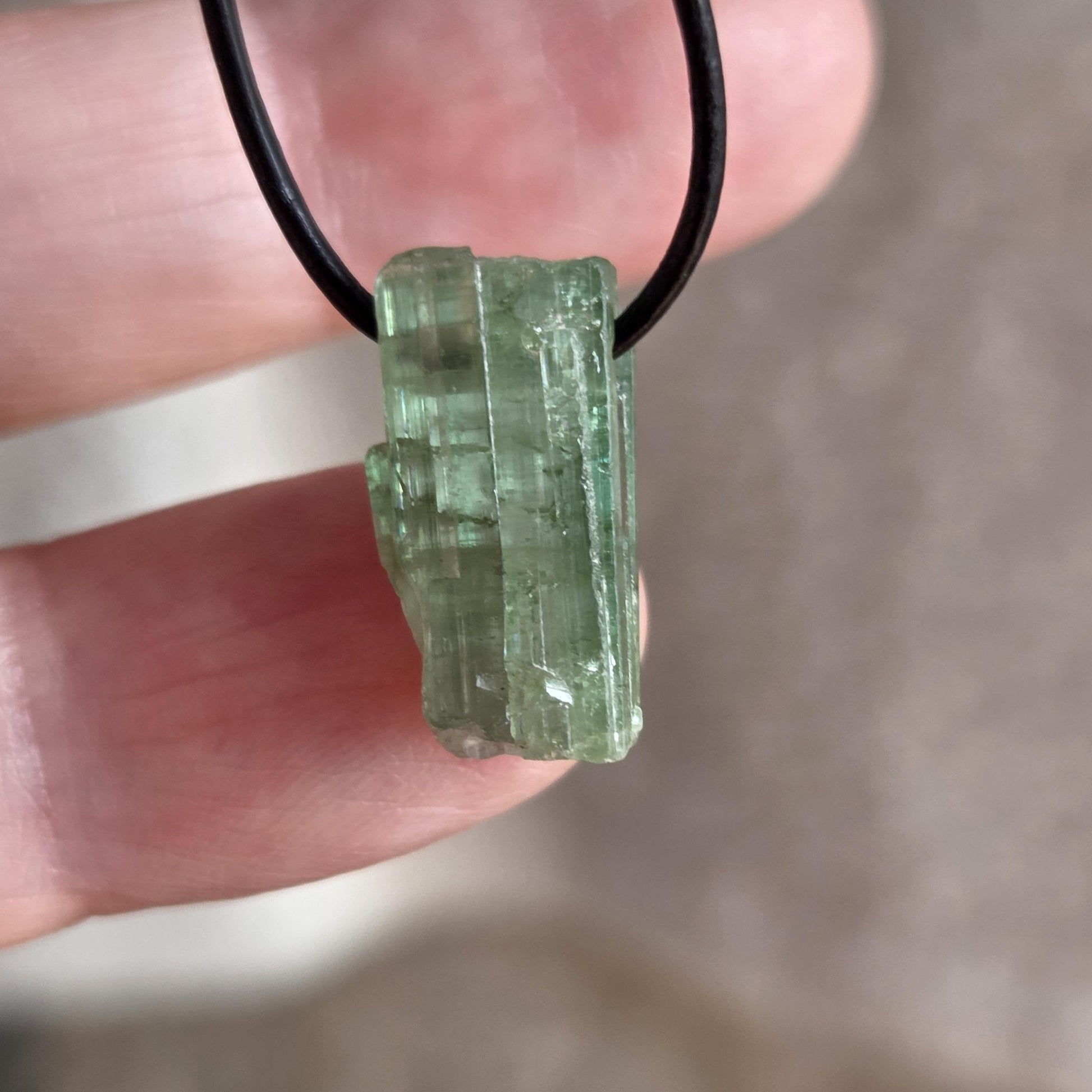 Kleiner grüner Turmalin Kristall Rohstein Verdelith, Stäbchen, minimalistischer Anhänger, 18 x 9 x 8 mm, an verstellbarem Lederband