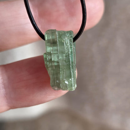 Kleiner grüner Turmalin Kristall Rohstein Verdelith, Stäbchen, minimalistischer Anhänger, 18 x 9 x 8 mm, an verstellbarem Lederband