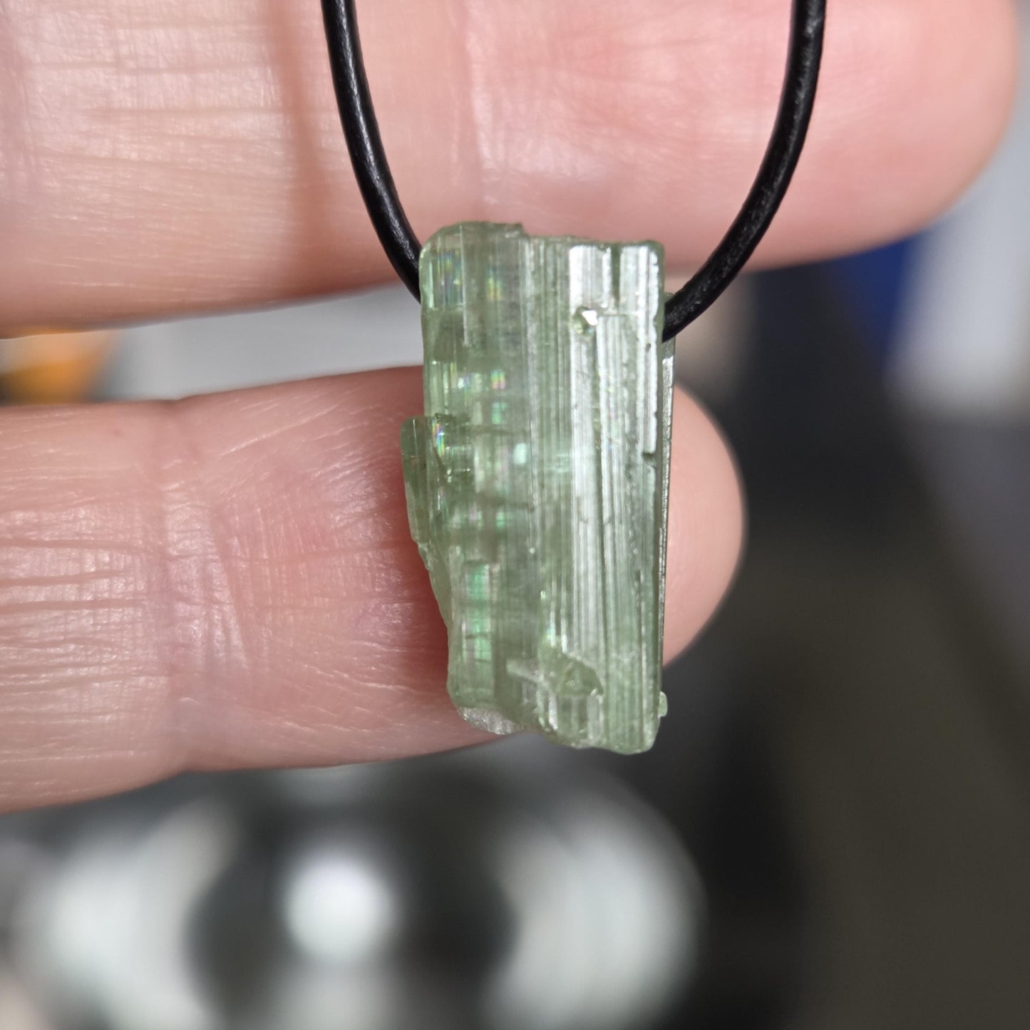Kleiner grüner Turmalin Kristall Rohstein Verdelith, Stäbchen, minimalistischer Anhänger, 18 x 9 x 8 mm, an verstellbarem Lederband