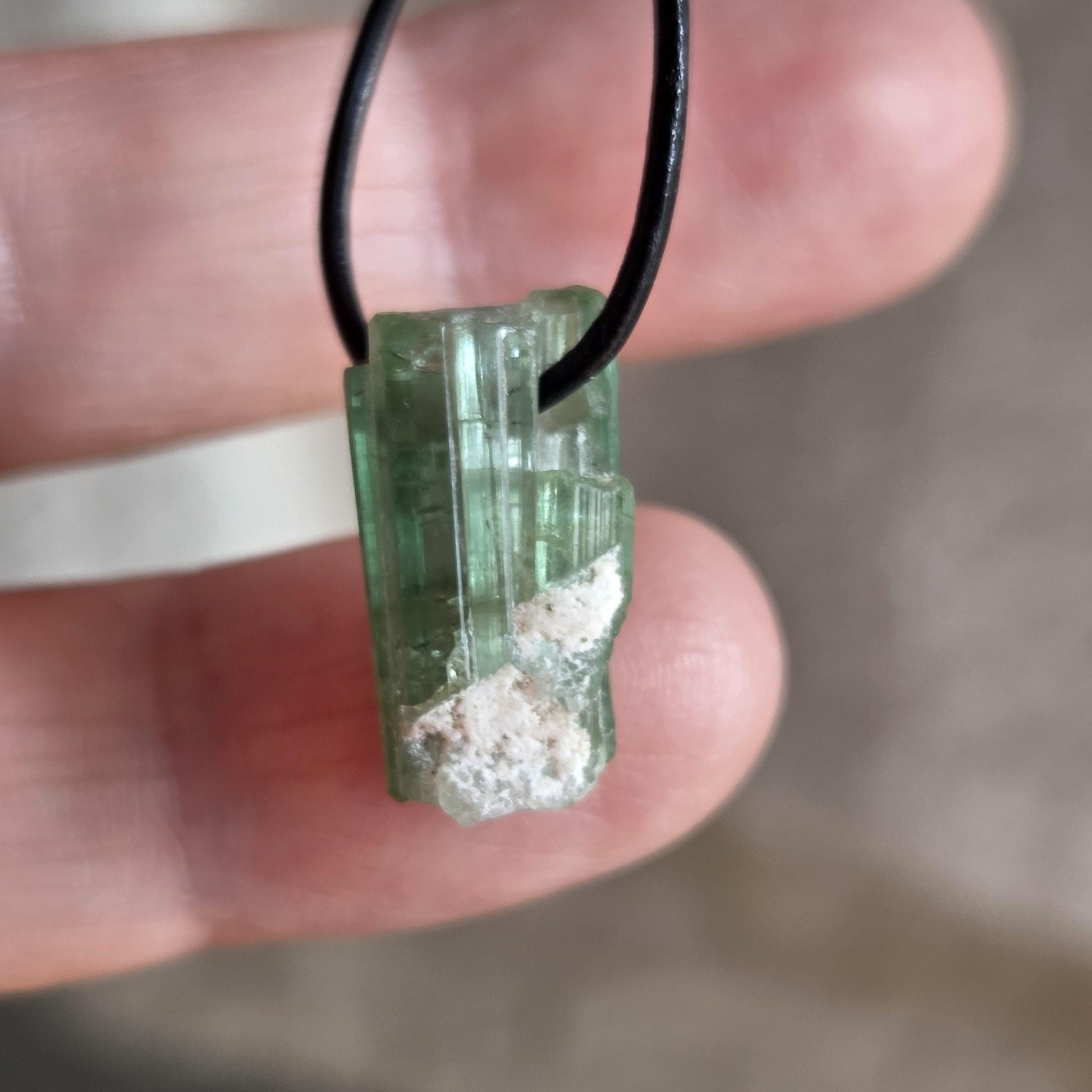 Kleiner grüner Turmalin Kristall Rohstein Verdelith, Stäbchen, minimalistischer Anhänger, 18 x 9 x 8 mm, an verstellbarem Lederband