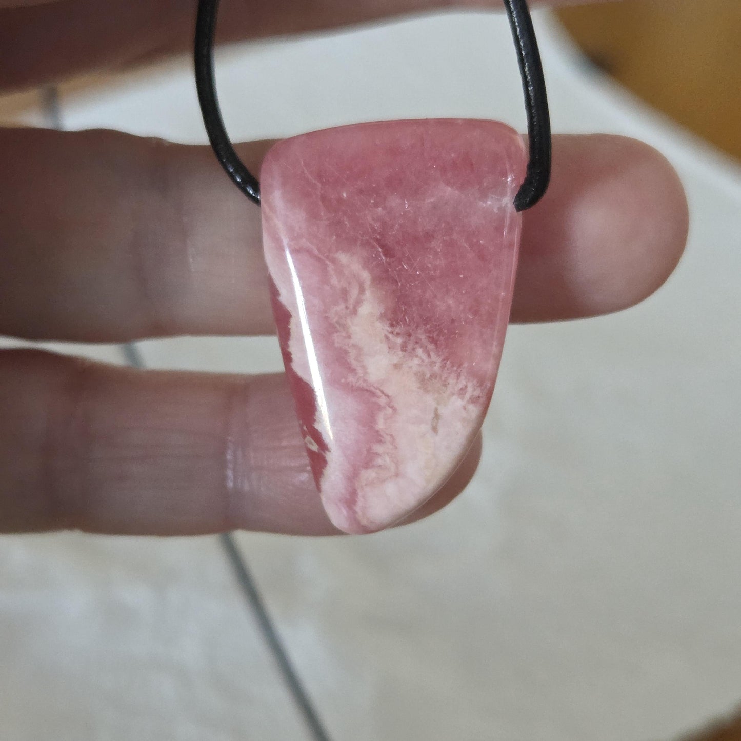 Hübscher Rhodochrosit Stäbchen Anhänger, 34 x 21 x 8 mm, gebohrt, an verstellbarem Lederband