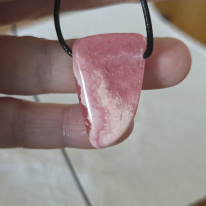Hübscher Rhodochrosit Stäbchen Anhänger, 34 x 21 x 8 mm, gebohrt, an verstellbarem Lederband