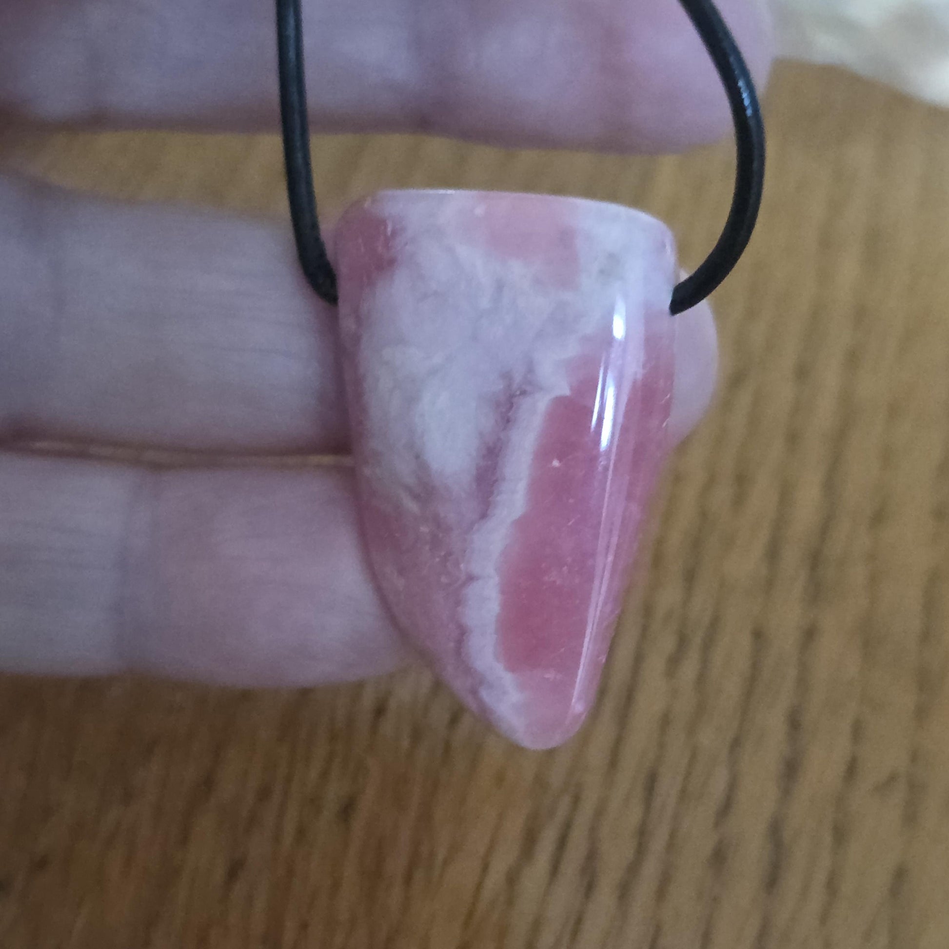 Hübscher Rhodochrosit Stäbchen Anhänger, 34 x 21 x 8 mm, gebohrt, an verstellbarem Lederband