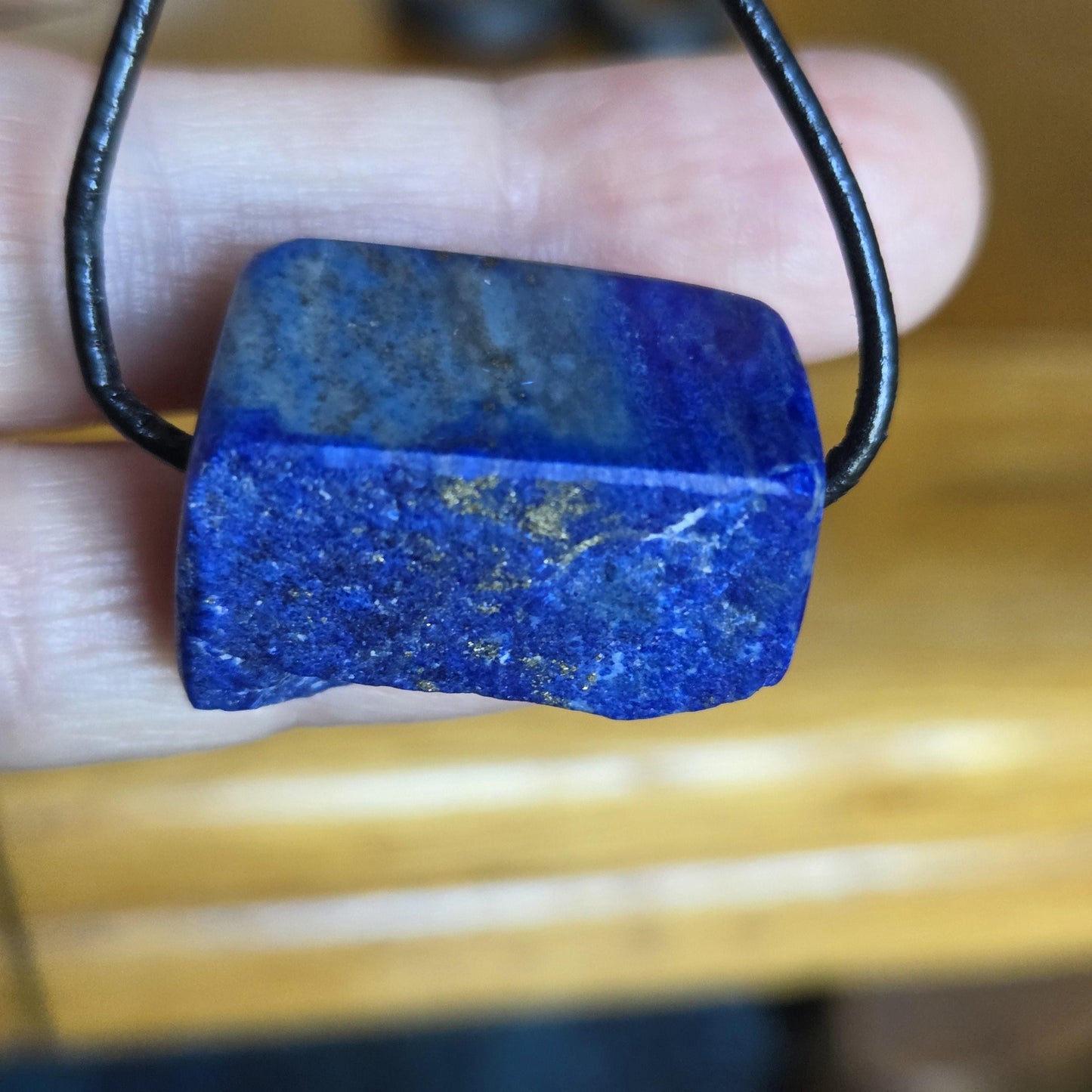 Lapislazuli Lapis Lazuli Anhänger, Stein der Engel, 18 x 25 x 15 mm, gebohrt, an verstellbarem Lederband