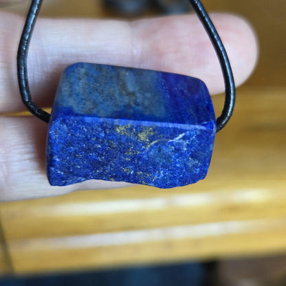 Lapislazuli Lapis Lazuli Anhänger, Stein der Engel, 18 x 25 x 15 mm, gebohrt, an verstellbarem Lederband