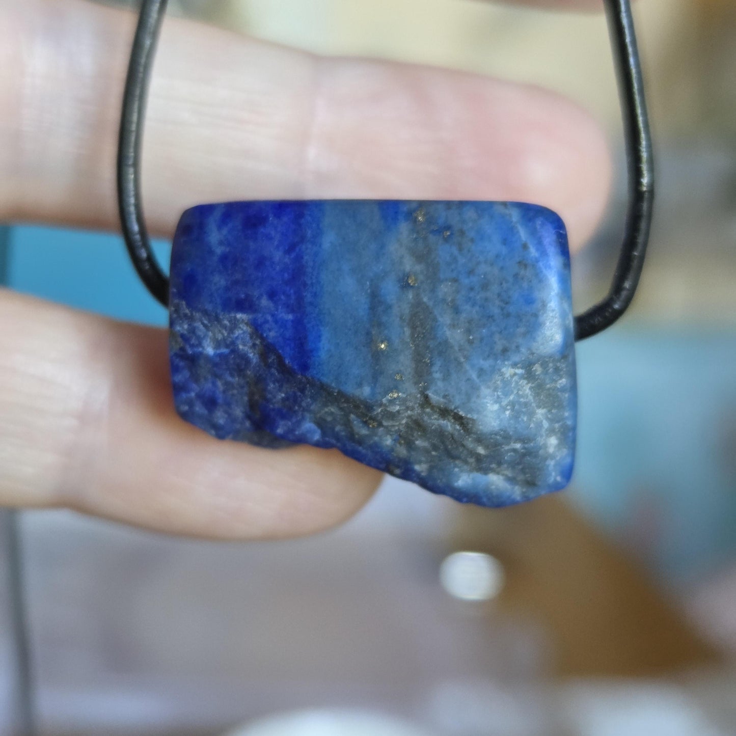 Lapislazuli Lapis Lazuli Anhänger, Stein der Engel, 18 x 25 x 15 mm, gebohrt, an verstellbarem Lederband