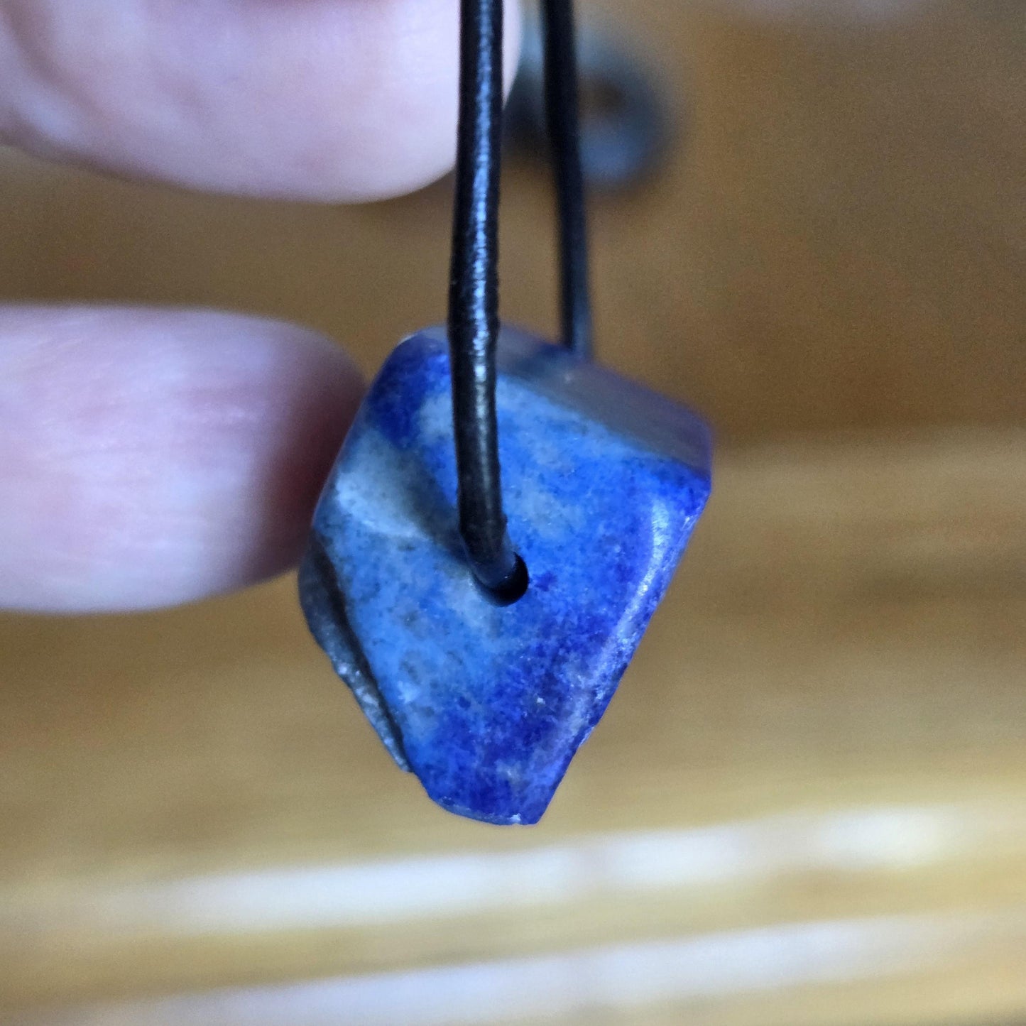 Lapislazuli Lapis Lazuli Anhänger, Stein der Engel, 18 x 25 x 15 mm, gebohrt, an verstellbarem Lederband