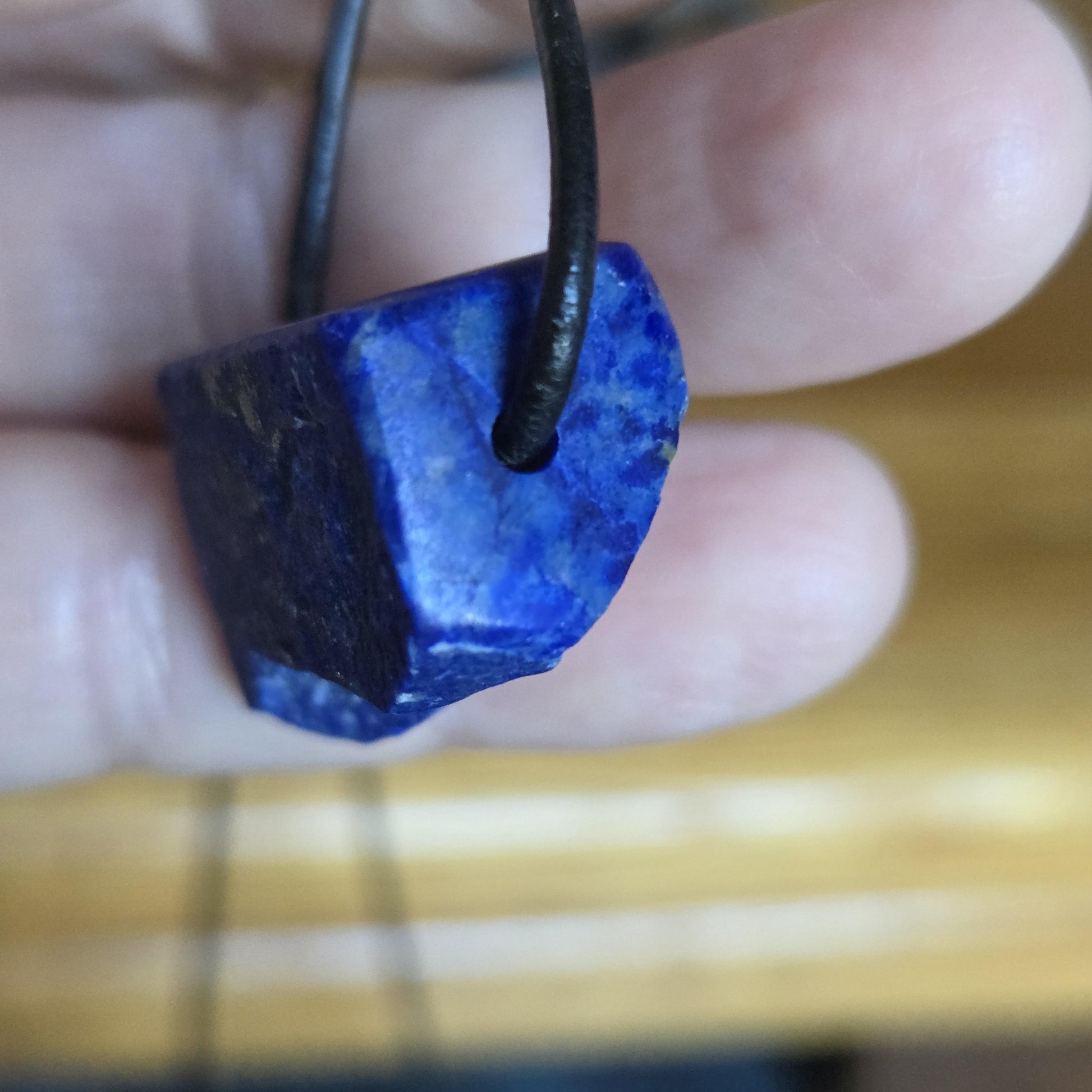 Lapislazuli Lapis Lazuli Anhänger, Stein der Engel, 18 x 25 x 15 mm, gebohrt, an verstellbarem Lederband