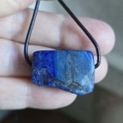 Lapislazuli Lapis Lazuli Anhänger, Stein der Engel, 18 x 25 x 15 mm, gebohrt, an verstellbarem Lederband