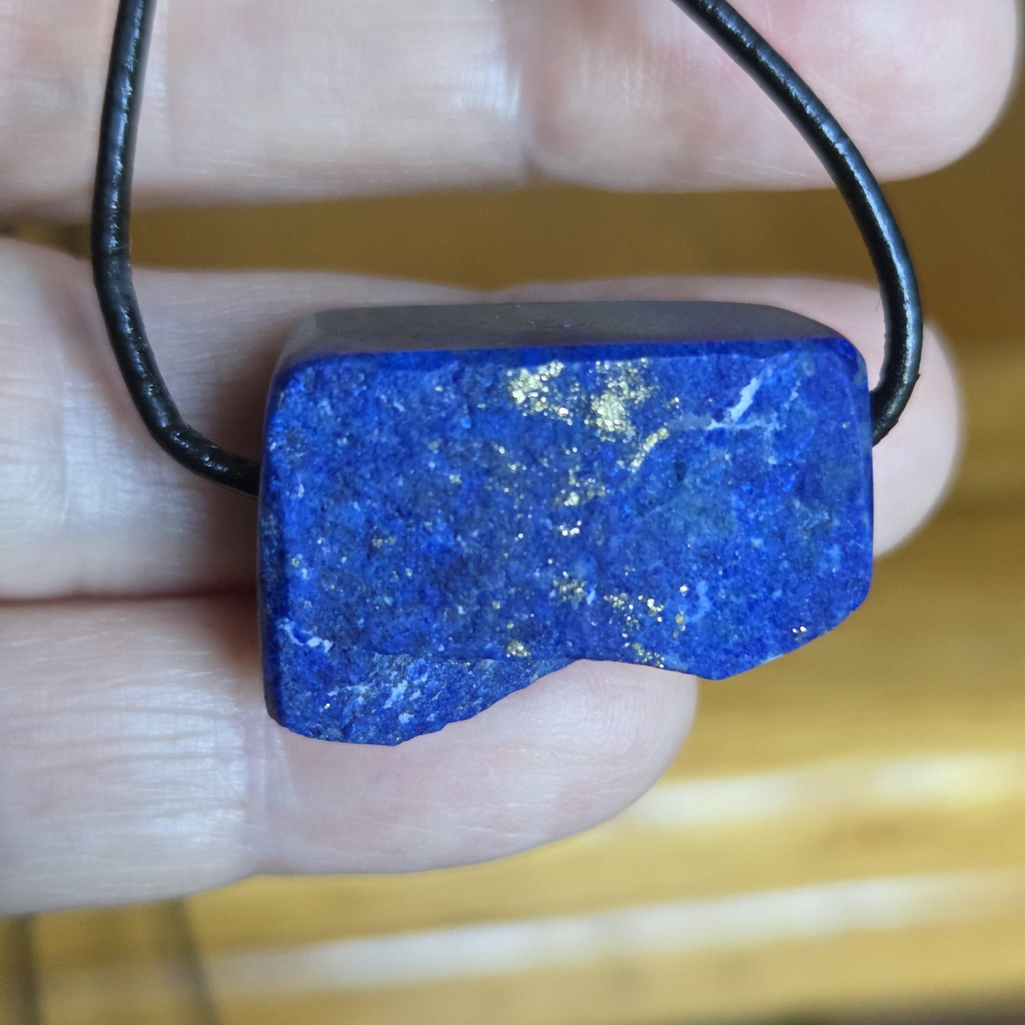 Lapislazuli Lapis Lazuli Anhänger, Stein der Engel, 18 x 25 x 15 mm, gebohrt, an verstellbarem Lederband