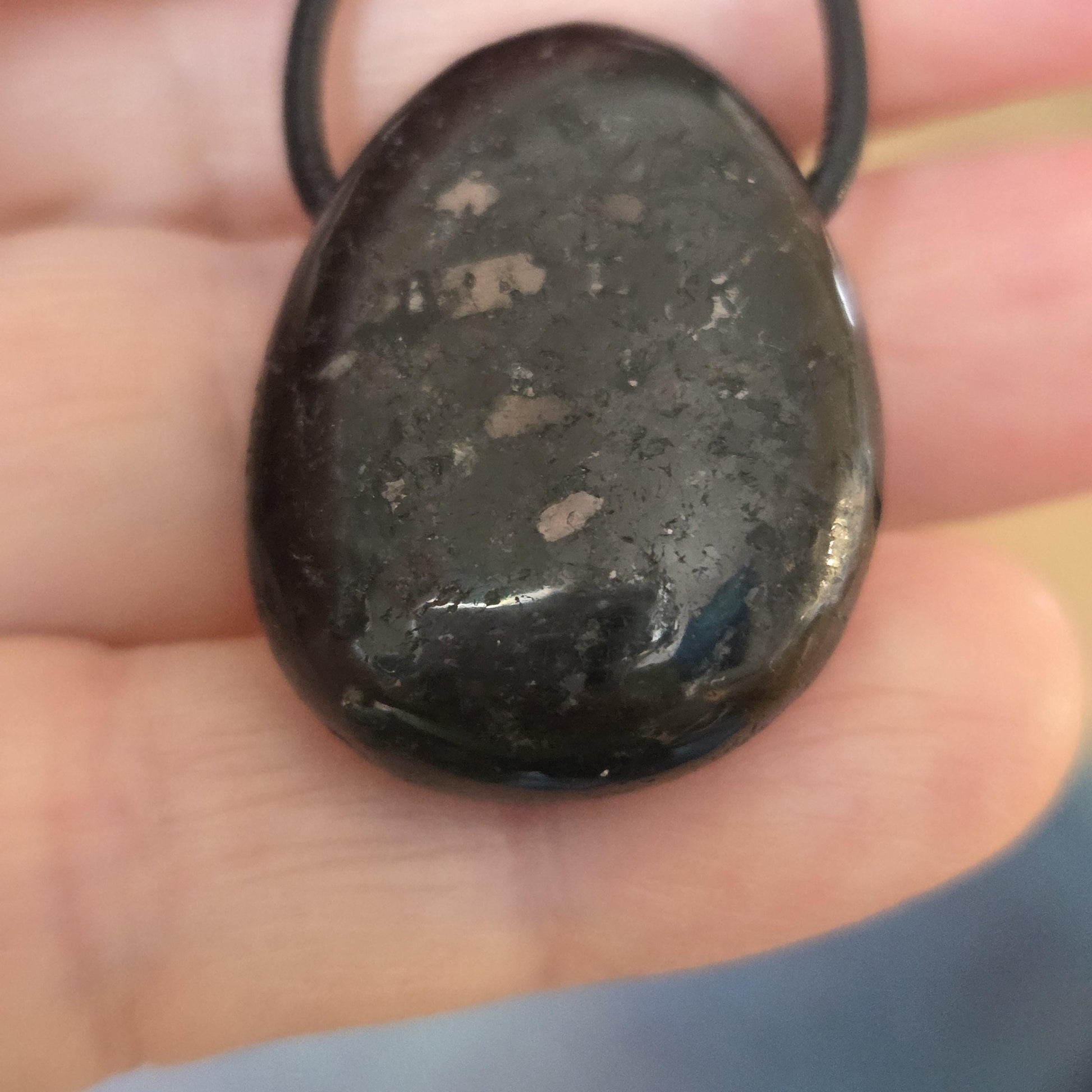 Magischer Nuumit sehr seltener Stein aus Grönland, Anhänger, 30 x 23 x 10 mm, gebohrt, an verstellbarem Lederband
