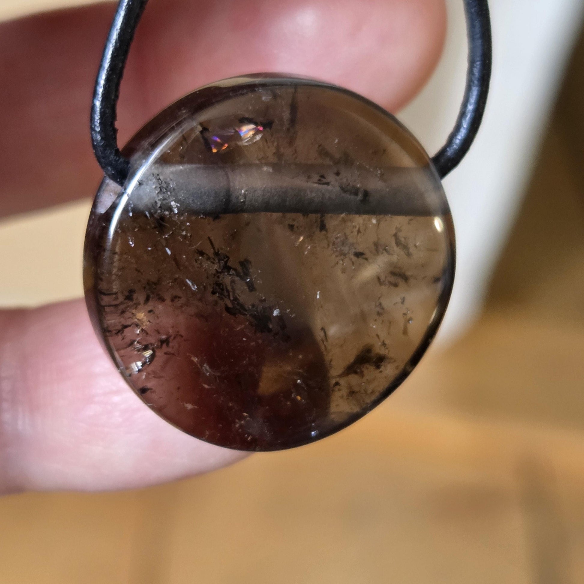 Morion Rauchquarz Kristall Anhänger rund Scheibe, 25 x 25 x 6 mm, gebohrt, an verstellbarem Lederband