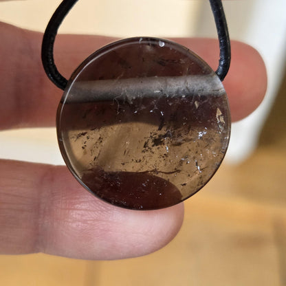 Morion Rauchquarz Kristall Anhänger rund Scheibe, 25 x 25 x 6 mm, gebohrt, an verstellbarem Lederband