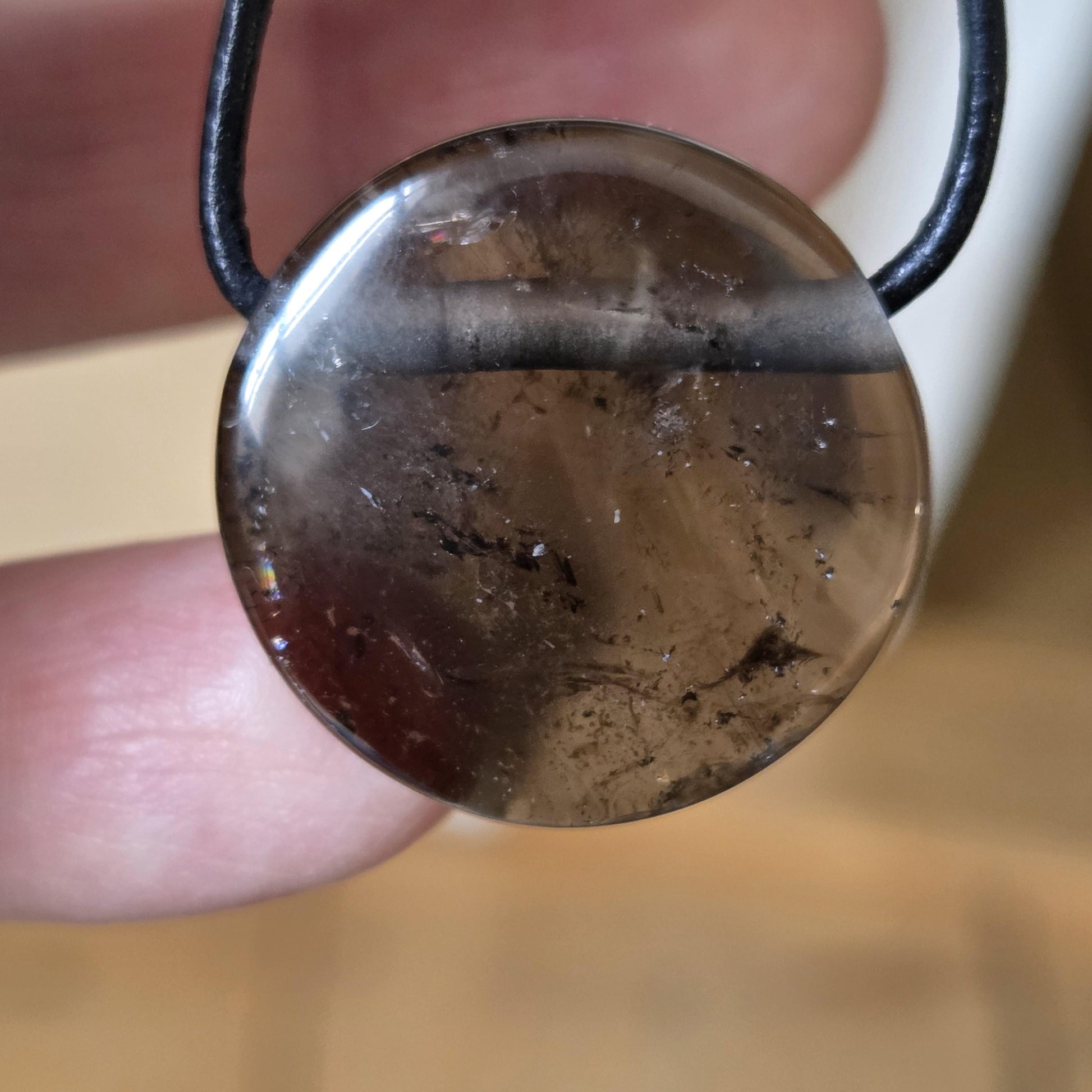 Morion Rauchquarz Kristall Anhänger rund Scheibe, 25 x 25 x 6 mm, gebohrt, an verstellbarem Lederband