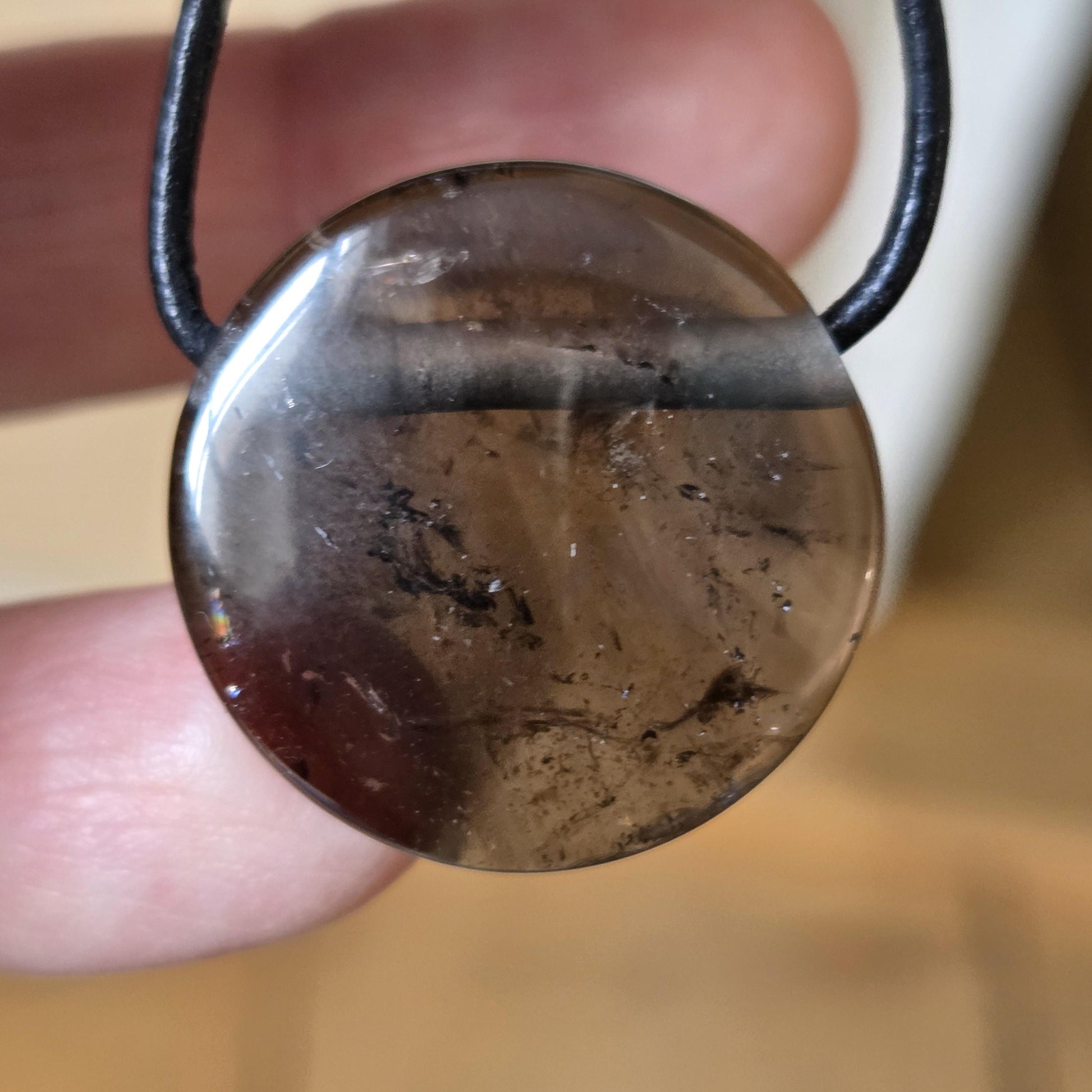 Morion Rauchquarz Kristall Anhänger rund Scheibe, 25 x 25 x 6 mm, gebohrt, an verstellbarem Lederband