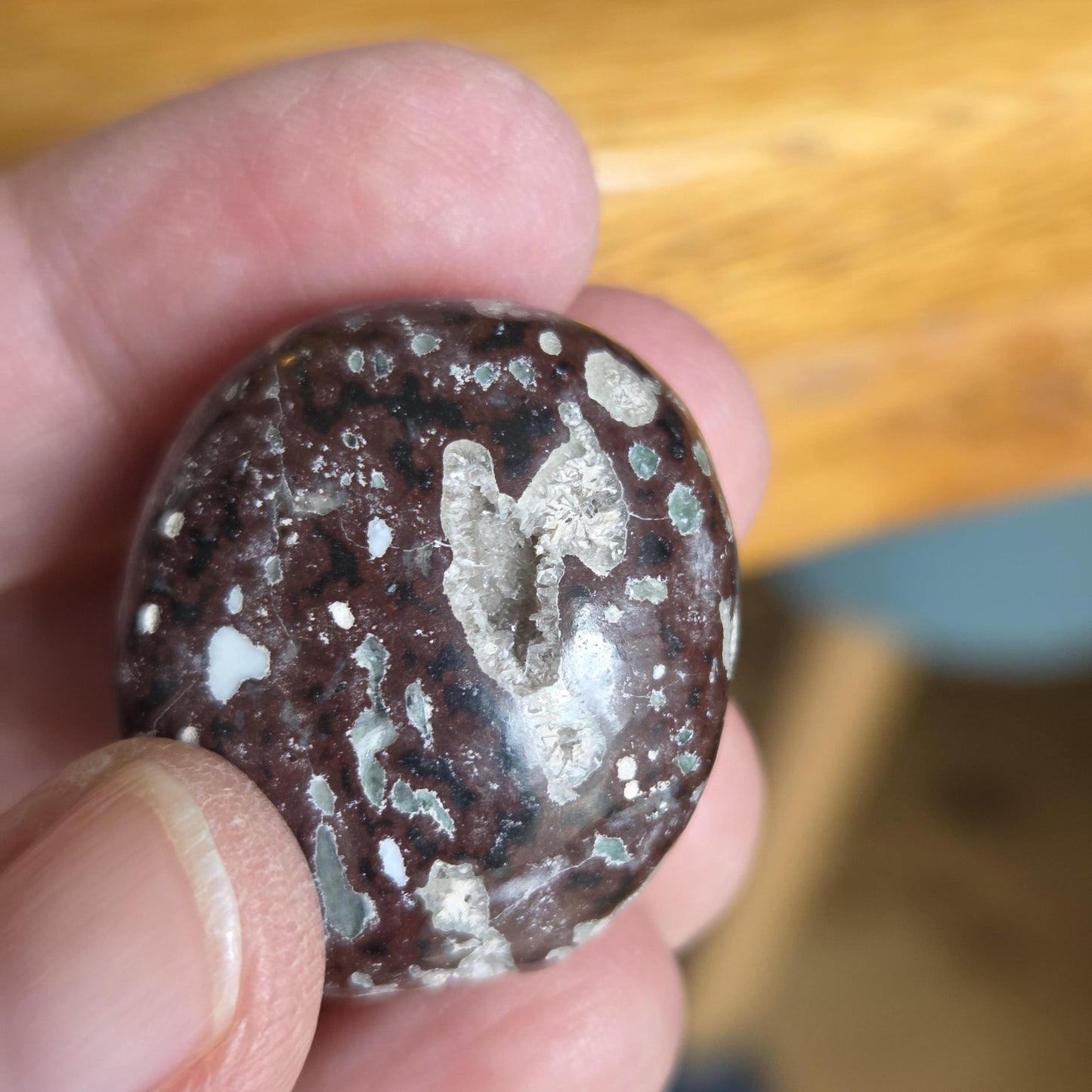 Rarität Cavansit Cavansite, mit Kristall drusy, Neuseeland, Sammlerstein, 30 x 28 x 25 mm, 23,11 g., 115,60 ct