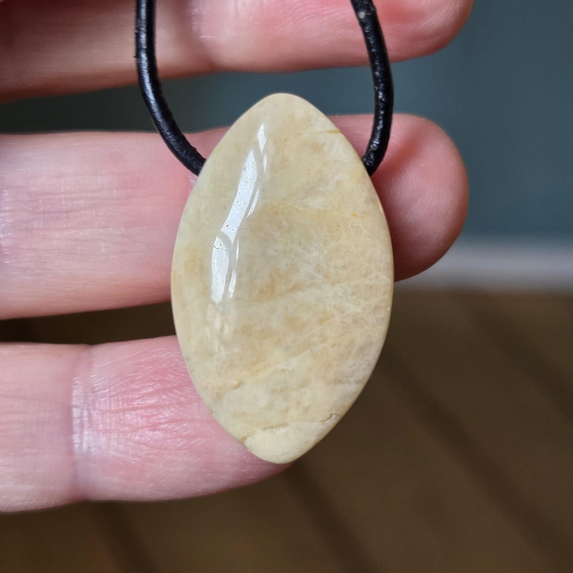 Echter Mondstein, cremefarben perlmutt Anhänger Navette förmig, 31 x 19 x 7 mm, gebohrt, an verstellbarem Lederband