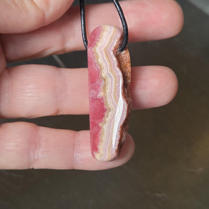 Wilder Rhodochrosit Anhänger mit einzigartiger Bänderung, 48 x 18 x 9 mm, an Lederband, high quality polish, heart chakra, self love