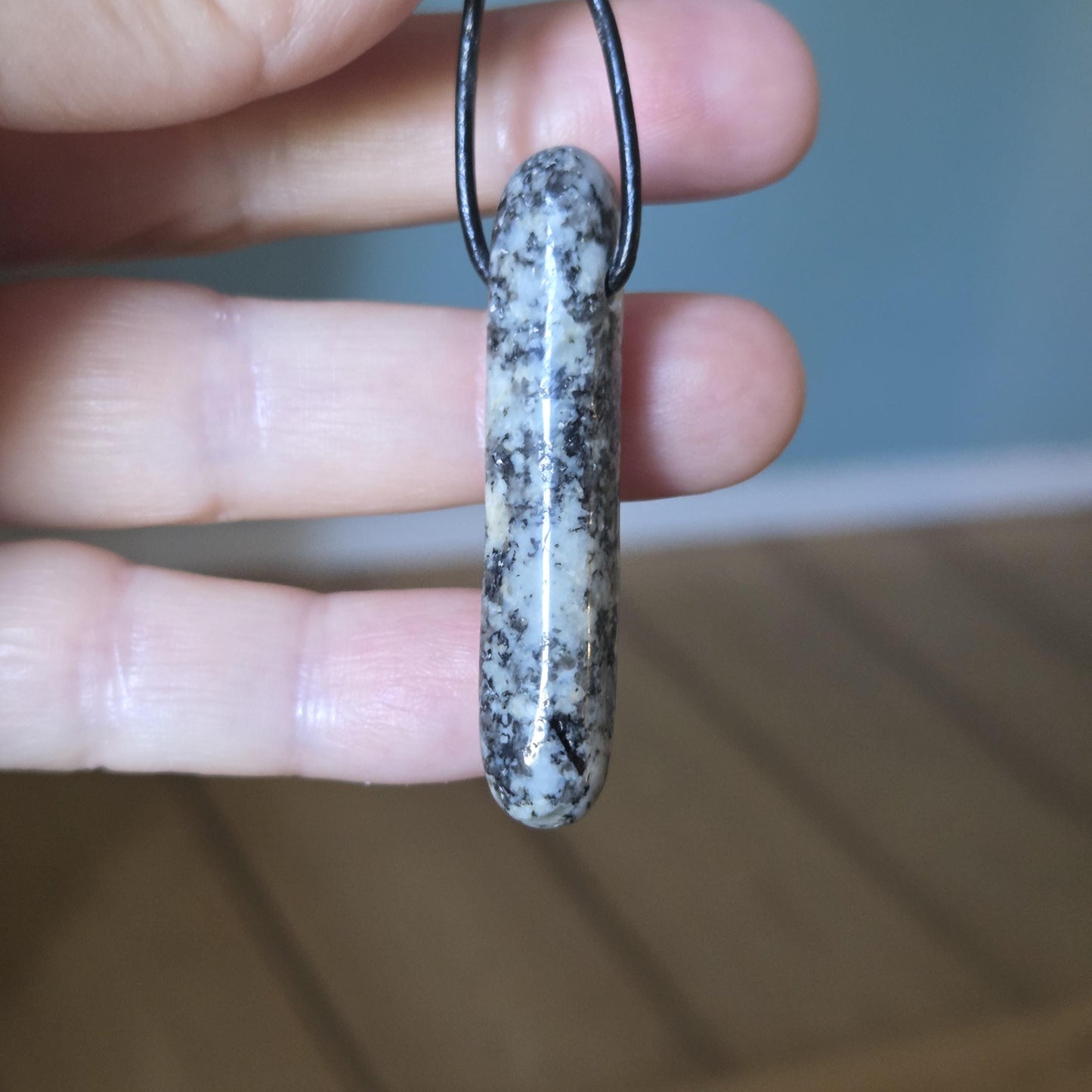 Granit Quarz Glimmer Feldspat Stäbchen Anhänger, 48 x 9 x 9 mm, gebohrt, an Lederband. Stein der Stärke, Schutzstein, "Meisterheiler"