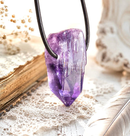 Amethyst Kristall Spitze, Phantomquarz, Rohstein, Healing Crystal, Heilkristall, 27 x 12 x 14 mm, an verstellbarem Lederband