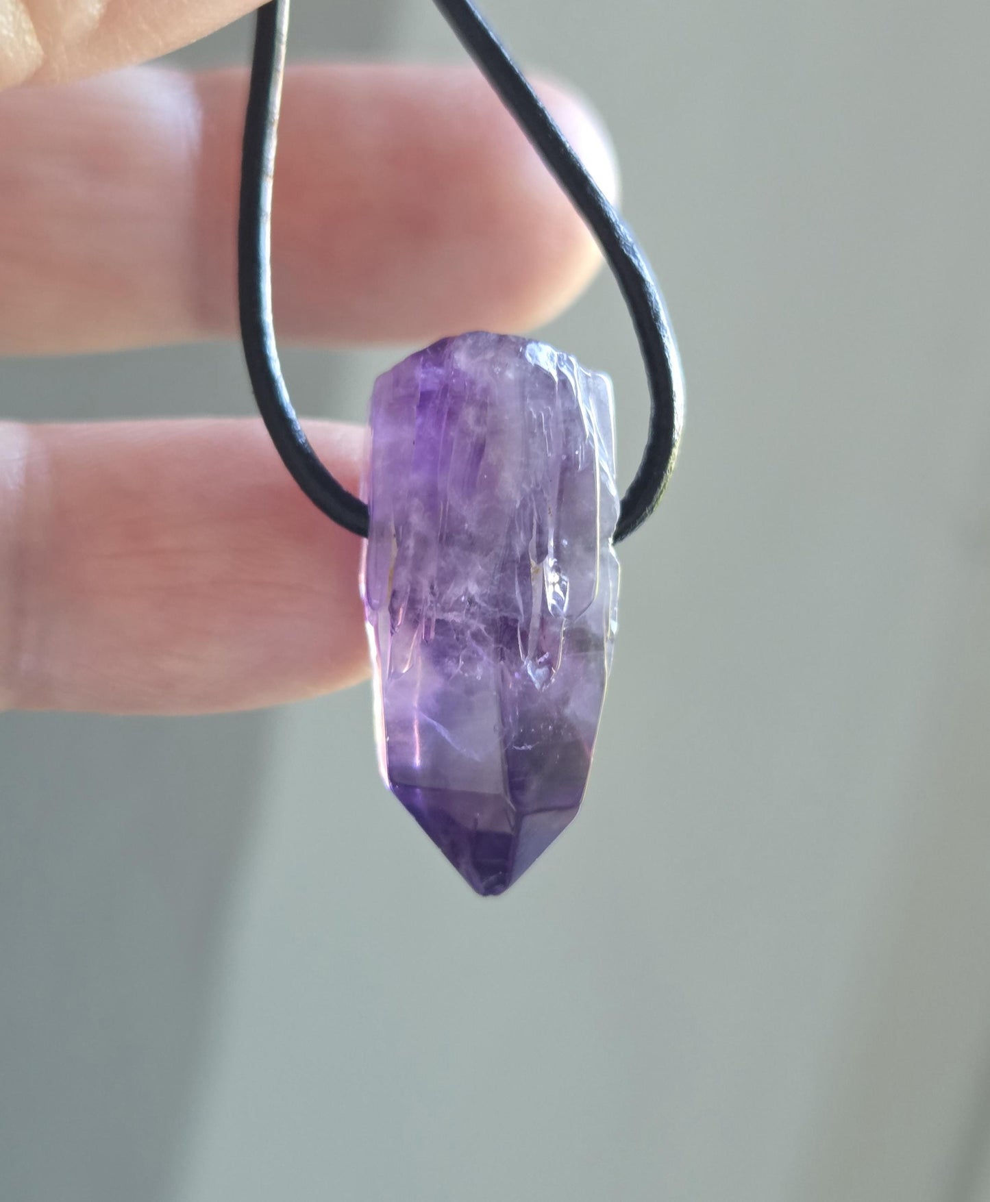 Amethyst Kristall Spitze, Phantomquarz, Rohstein, Healing Crystal, Heilkristall, 27 x 12 x 14 mm, an verstellbarem Lederband